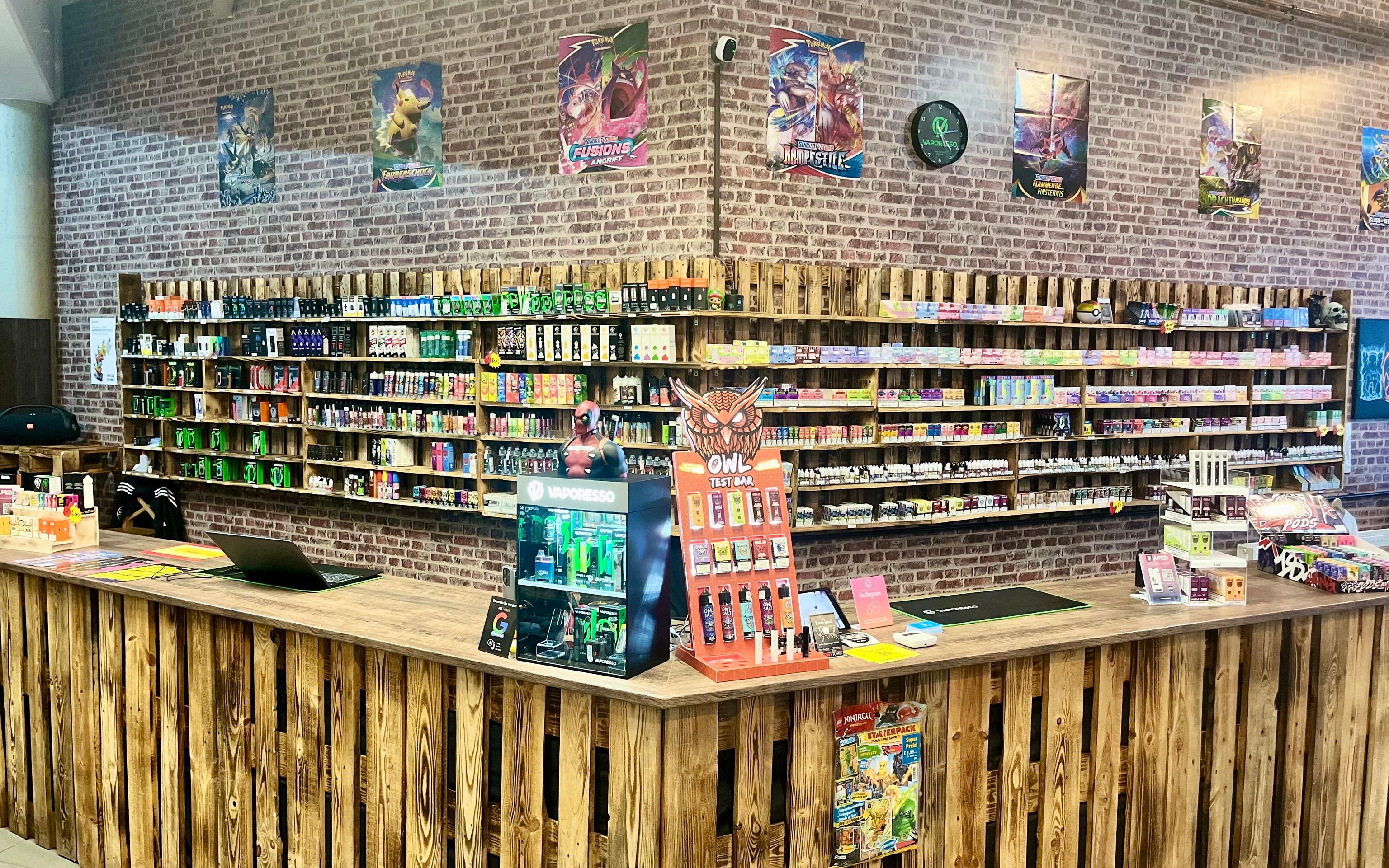 Regal mit Vape-Produkten